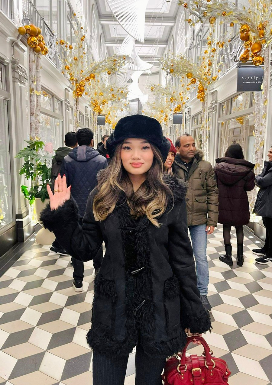 Ở tuổi 18, Jennifer Ngô chú ý vào phong cách ăn mặc. Trong ảnh, Jennifer diện trang phục allblack ấn tượng trong một lần du lịch nước ngoài.