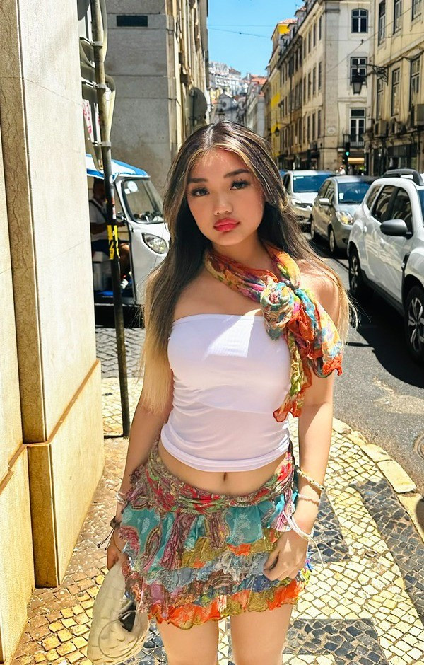 Hiện, con gái thứ hai của Mỹ Lệ chờ cơ hội được xét tuyển đại học ở Đức. Cô muốn ở cùng chị gái là Jannet Ngô, đang là sinh viên Y tại một đại học ở Hamburg, Đức. Hai con gái của Mỹ Lệ đều được cha là doanh nhân Đức Bình hướng đến ngành y.