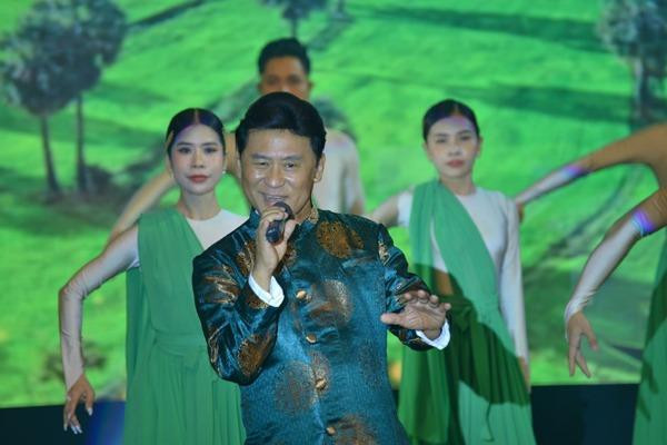 Ở tuổi ngoài 60, NSND Tạ Minh Tâm vẫn say mê cống hiến cho âm nhạc, nghệ thuật. Ngoài ca hát, NSND Tạ Minh Tâm còn là người thầy của biết bao thế hệ sinh viên Nhạc viện TP.HCM. Học trò của anh có nhiều cái tên nổi tiếng trong showbiz như: Võ Hạ Trâm, "O Sen" Ngọc Mai...