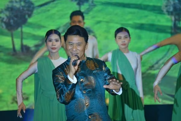 Ở tuổi ngoài 60, NSND Tạ Minh Tâm vẫn say mê cống hiến cho âm nhạc, nghệ thuật. Ngoài ca hát, NSND Tạ Minh Tâm còn là người thầy của biết bao thế hệ sinh viên Nhạc viện TP.HCM. Học trò của anh có nhiều cái tên nổi tiếng trong showbiz như: Võ Hạ Trâm, "O Sen" Ngọc Mai...