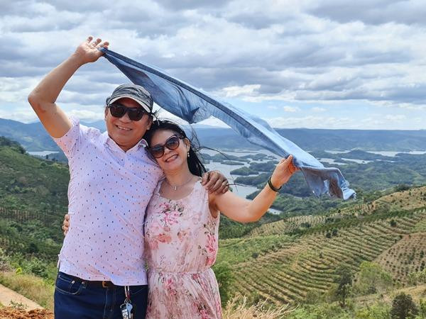 Để có được thành công ở nhiều lĩnh vực trong sự nghiệp, NSND Tạ Minh Tâm chia sẻ anh may mắn vì có vợ đồng hành từ lúc cơ hàn. Trong chương trình "Lời tự sự", anh thừa nhận trước đây bản thân từng sợ không lấy được vợ (nghệ sĩ Bạch Vân) vì bà là người xinh đẹp, tài năng và có nhiều người theo đuổi. “Tôi và vợ quen nhau từ lúc còn là sinh viên, đi xe đạp, cùng nhau ăn chè, ăn kem. Cô ấy học sân khấu, tôi học âm nhạc, ở cùng ký túc xá. Chặng đường đó đã gần 40 năm rồi và dài gần bằng con đường ca hát của tôi. Đó là một phần không thể thiếu đối với cuộc đời tôi", NSND Tạ Minh Tâm nói.