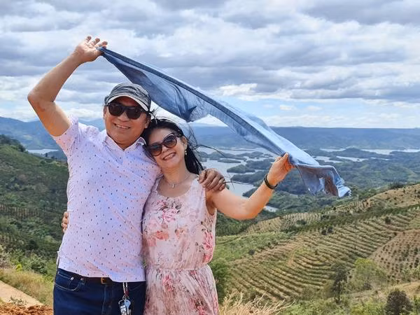 Để có được thành công ở nhiều lĩnh vực trong sự nghiệp, NSND Tạ Minh Tâm chia sẻ anh may mắn vì có vợ đồng hành từ lúc cơ hàn. Trong chương trình "Lời tự sự", anh thừa nhận trước đây bản thân từng sợ không lấy được vợ (nghệ sĩ Bạch Vân) vì bà là người xinh đẹp, tài năng và có nhiều người theo đuổi. “Tôi và vợ quen nhau từ lúc còn là sinh viên, đi xe đạp, cùng nhau ăn chè, ăn kem. Cô ấy học sân khấu, tôi học âm nhạc, ở cùng ký túc xá. Chặng đường đó đã gần 40 năm rồi và dài gần bằng con đường ca hát của tôi. Đó là một phần không thể thiếu đối với cuộc đời tôi", NSND Tạ Minh Tâm nói.