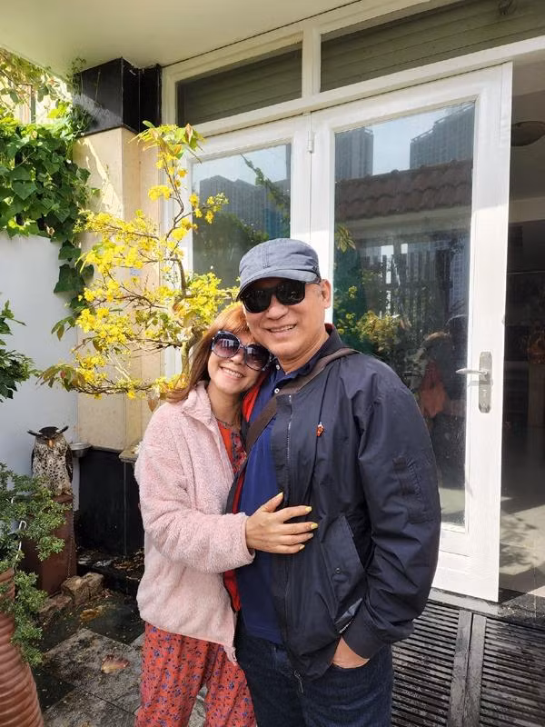 br/> Đồng thời, NSND Tạ Minh Tâm cho biết trước đây, Bạch Vân - vợ Tạ Minh Tâm là một diễn viên kịch nói xinh đẹp, nổi tiếng. Tuy nhiên, khi quyết định xây dựng gia đình, bà lui về trở thành hậu phương để chồng phát triển sự nghiệp. Nhắc đến chuyện này, NSND Tạ Minh Tâm luôn cảm kích trước sự hy sinh của bạn đời.