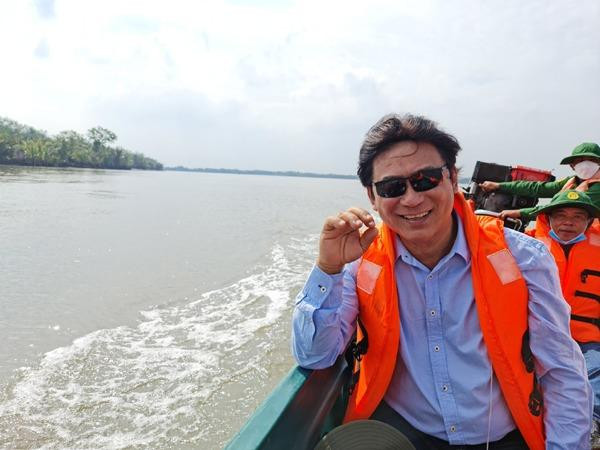 Đặc biệt ca khúc "Đất nước trọn niềm vui" là tác phẩm mang đến cho anh Huy chương Vàng hội diễn văn nghệ quần chúng năm 1977. Được biết, nam nghệ sĩ hát "Đất nước trọn niềm vui" từ năm 15-16 tuổi và đồng hành với ca khúc đến bây giờ.