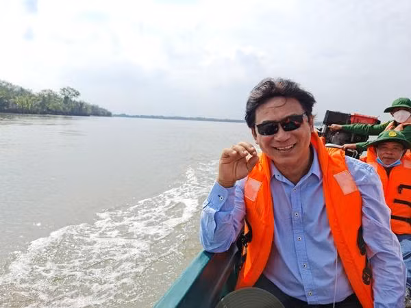 Đặc biệt ca khúc "Đất nước trọn niềm vui" là tác phẩm mang đến cho anh Huy chương Vàng hội diễn văn nghệ quần chúng năm 1977. Được biết, nam nghệ sĩ hát "Đất nước trọn niềm vui" từ năm 15-16 tuổi và đồng hành với ca khúc đến bây giờ.