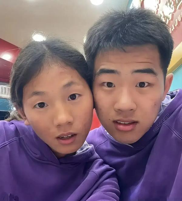 Cap doi giong het nhau duoc de nghi xet nghiem ADN