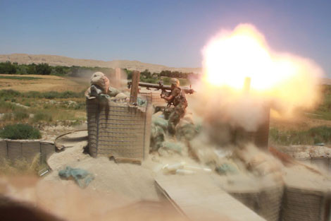 Súng không giật SPG-9 khai hỏa.