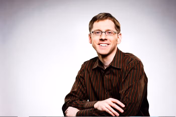 Alben, 51 tuổi, là người đứng đầu bộ phận kỹ thuật của sản phẩm hot nhất thế giới: Chip máy tính cho trí tuệ nhân tạo. Để dễ hình dung về tầm quan trọng của Alben, hãy tưởng tượng nếu Nvidia là KFC, thì ông sẽ là người phụ trách mảng gà rán. Ảnh: WSJ