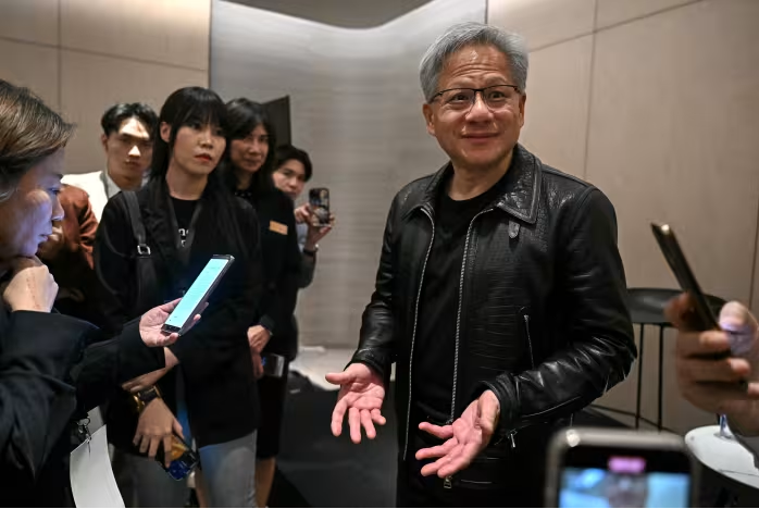 Vẫn muốn kiếm tiền trại Trung Quốc, CEO Jensen Huang đã nhờ đến sự trợ giúp của một kỹ sư tên là Jonah Alben. Alben đã đưa ra câu trả lời là lấy sản phẩm hàng đầu, giảm hiệu suất, để đáp ứng các quy định của Mỹ. Hai tháng sau, Nvidia bắt đầu tiếp thị con chip đã sửa đổi cho khách hàng Trung Quốc. Ảnh: WSJ