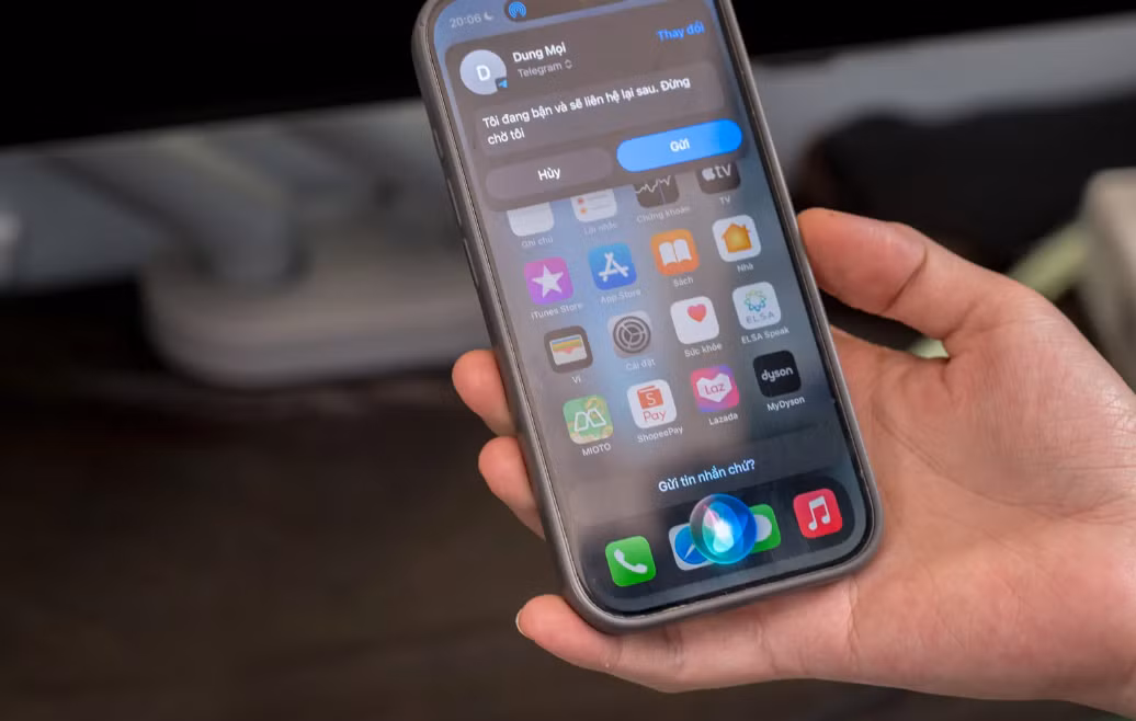  Người dùng có thể đọc đầy đủ câu lệnh: gửi tin nhắn + nội dung + tới ai nhưng trong bản beta, để hạn chế việc Siri nhận diện sai thì nên cần tách riêng phần gửi tới ai ra sau cùng. Ngoài ra, còn có thể chọn khi nào gửi đi (hẹn giờ). 