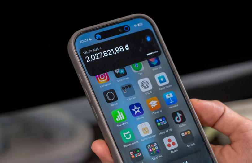 Những tính năng cơ bản như tính toán nhanh, đổi tiền, tìm kiếm thông tin cũng có thể lệnh cho Siri thực hiện. Những thao tác này sẽ đơn giản hơn rất nhiều, chỉ đơn giản là "Siri, hãy xem 125 đô la Úc là bao nhiêu VND?"