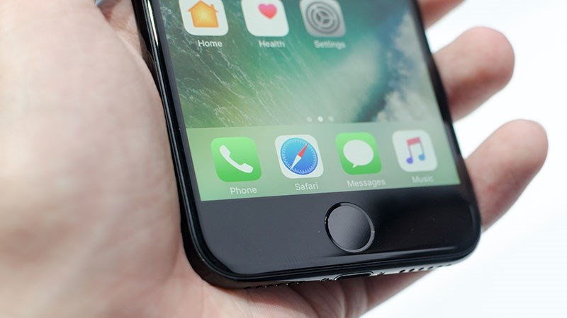 Qua việc ngừng bán iPhone SE, Apple hiện không còn bán bất kỳ mẫu iPhone nào sử dụng màn hình LCD, nút Home, Touch ID, hoặc cổng Lightning.