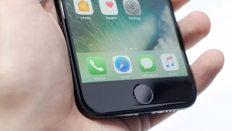 Qua việc ngừng bán iPhone SE, Apple hiện không còn bán bất kỳ mẫu iPhone nào sử dụng màn hình LCD, nút Home, Touch ID, hoặc cổng Lightning.