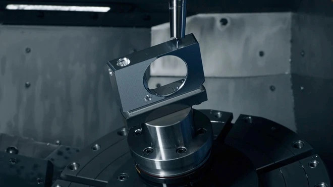 Thay vì nhựa hay hợp kim magie phổ biến, BF có vỏ làm từ một khối nhôm đúc, CNC trực tiếp thành khung máy. Nhờ vậy, thiết bị có sự liền lạc tổng thể, điều mà kiểu lắp ráp không thể mang lại. Ảnh: Sigma.