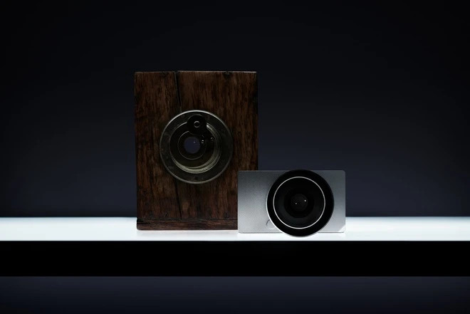 Sigma còn loại bỏ cả hai bộ phận quen thuộc của máy ảnh là báng cầm và khe cắm thẻ. Hãng chỉ khắc một vài họa tiết trên vỏ để xác định vị trí hay sử dụng. Không có báng cầm là một "cực hình" vời chụp ảnh nhiều khi cần nhiều lực hơn để giữ máy không rung. Ảnh: Sigma. 