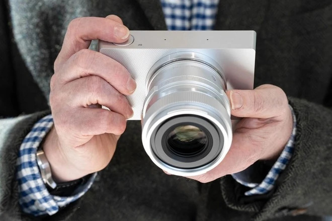  Trong khi đó, thay vì lựa chọn lưu trữ thẻ SD hay CF, công ty Nhật Bản dùng bộ nhớ tốc độ cao bên trong 230 GB. Cách làm này cũng giống như khi Apple ra mắt iPhone và không có khe gắn thẻ. Ưu điểm của nó là tốc độ đọc ghi cao, an toàn. Đổi lại, kiểu đổi thẻ "nóng" thông thường sẽ khó thực hiện. Ảnh: Amateurphotographer. 