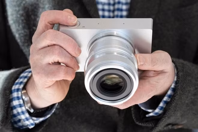  Trong khi đó, thay vì lựa chọn lưu trữ thẻ SD hay CF, công ty Nhật Bản dùng bộ nhớ tốc độ cao bên trong 230 GB. Cách làm này cũng giống như khi Apple ra mắt iPhone và không có khe gắn thẻ. Ưu điểm của nó là tốc độ đọc ghi cao, an toàn. Đổi lại, kiểu đổi thẻ "nóng" thông thường sẽ khó thực hiện. Ảnh: Amateurphotographer. 