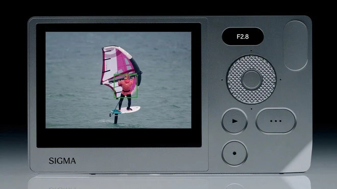  So với một sản phẩm chiến lược, BF giống như thiết bị phô diễn công nghệ của Sigma. Sự đổi mới của hãng có phần phi thực tế khi buộc người dùng phải thay đổi thói quen sử dụng, hi sinh nhiều trải nghiệm khác. Ảnh: Sigma 
