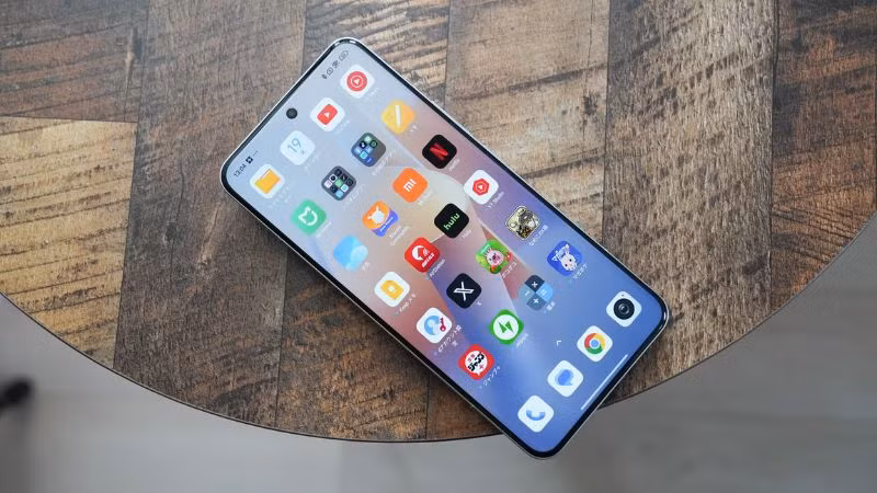 Mặt trước của máy được hoàn thiện với màn hình LTPO AMOLED 6.73 inch độ phân giải 3200 x 1440, tần số quét thích ứng 1-120Hz, viền màn hình cực mỏng và đồng đều. Camera selfie 32MP được đặt trong một lỗ khoét chính giữa màn hình.