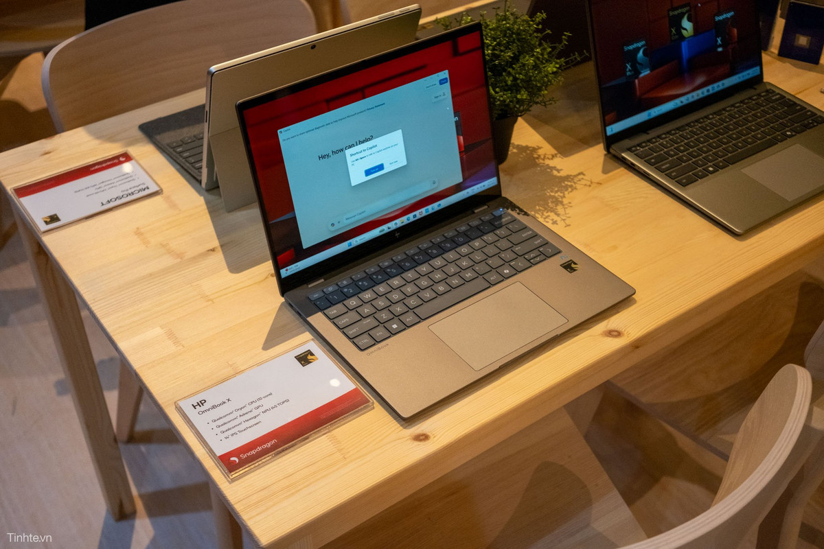 Tại sự kiện, Qualcomm đã demo thử rất nhiều các ứng dụng hoạt động bằng AI vận hành trên các máy PC Copilot Plus Snapdragon X đến từ các OEM khác nhau.