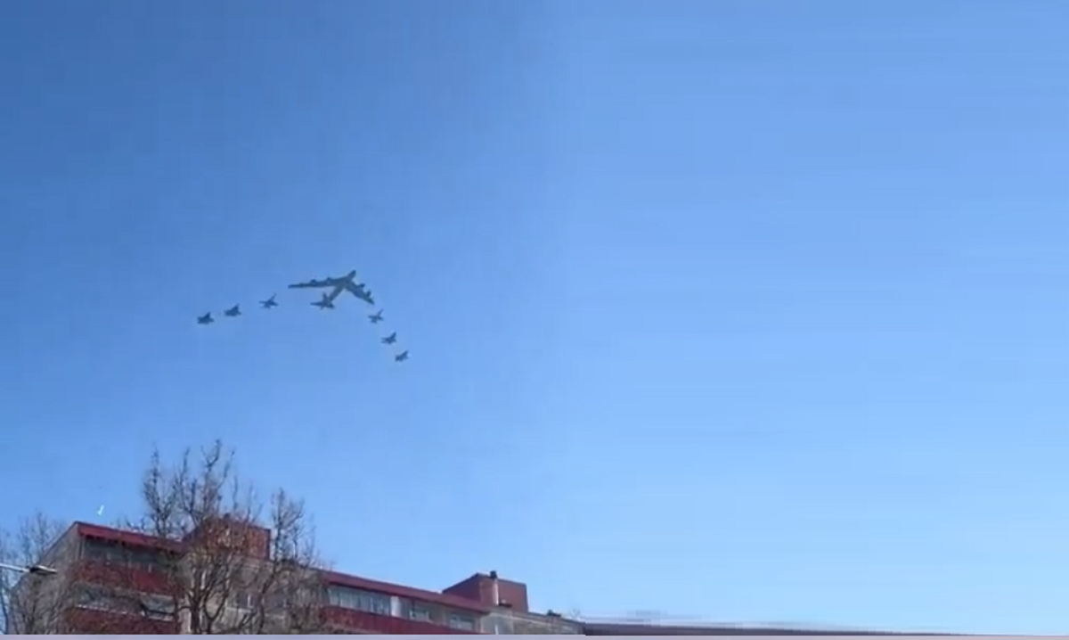 Trong khi bay qua Tallinn, máy bay ném bom chiến lược đã tham gia vào đội hình với bốn máy bay chiến đấu tàng hình F-35A và một cặp F/A-18 Hornet.