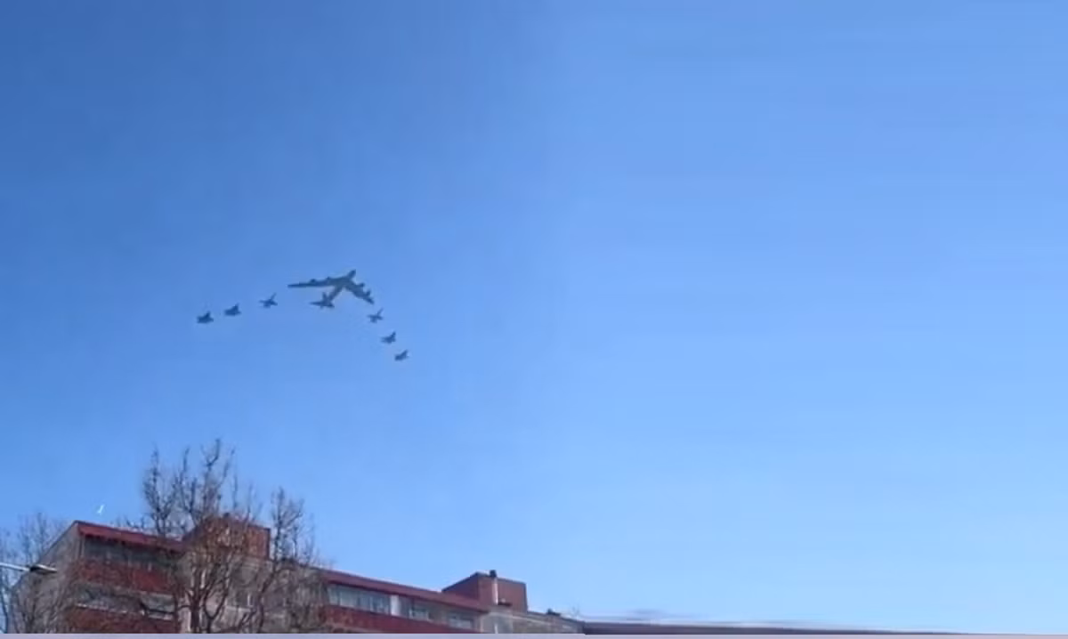 Trong khi bay qua Tallinn, máy bay ném bom chiến lược đã tham gia vào đội hình với bốn máy bay chiến đấu tàng hình F-35A và một cặp F/A-18 Hornet.