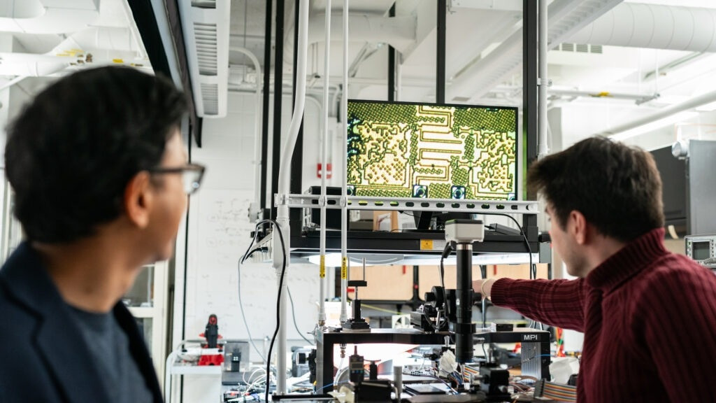 Các chip do AI thiết kế có thể tích hợp các cấu trúc điện từ phức tạp và các mô hình mạch bất thường mà con người khó có thể nghĩ đến. Những thiết kế này có thể tối ưu hóa việc tiêu thụ năng lượng, cải thiện hiệu suất không dây và thậm chí hoạt động trên dải tần rộng hơn so với chip truyền thống. Ảnh: Đại học Princeton