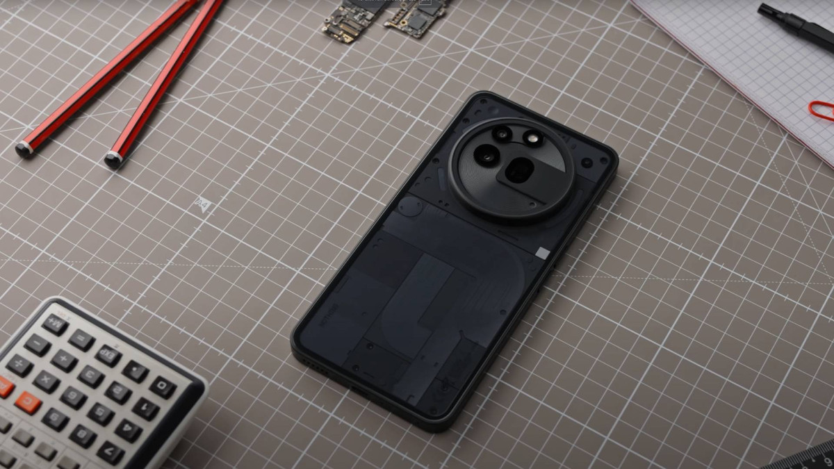 Ông đặc biệt chê bai cụm camera hình tròn quá khổ chiếm gần một phần ba mặt lưng. Trong đó, đèn flash LED nằm lệch một cách khó hiểu, còn camera tiềm vọng 50MP có hình oval khiến thiết kế trở nên mất cân đối.