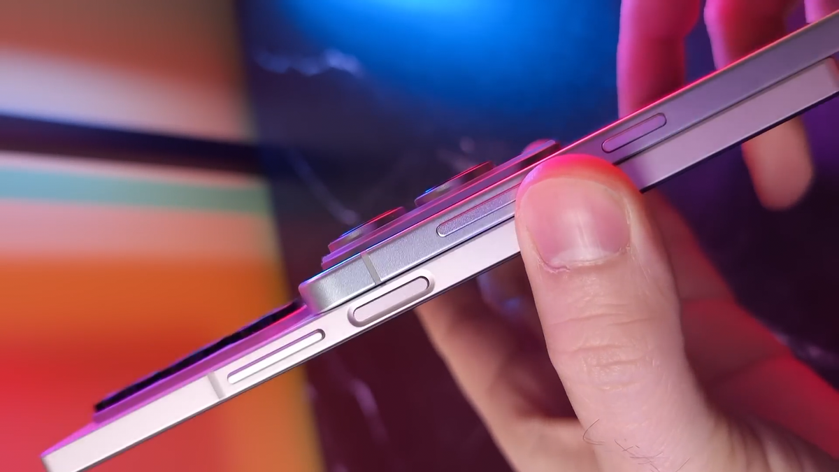 Điểm ấn tượng nhất trên Galaxy S25 Edge chính là độ mỏng chỉ 5.84mm. Theo thông tin rò rỉ trước đó, Samsung đã thử nghiệm hai nguyên mẫu với độ dày khác nhau: một phiên bản 5.84mm và một phiên bản dày hơn với 6.4mm.