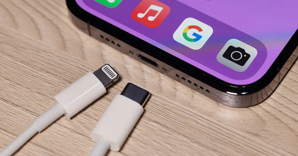 Thêm một sự kết thúc đó là cổng Lightning. iPhone 16E‌ sẽ có cổng USB-C để sạc, điều này cũng có nghĩa là cổng Lightning sẽ bị loại bỏ khỏi hầu hết các thiết bị của Apple. Đây cũng là một điểm khác biệt khi so sánh với iPhone 14. Hiện các mẫu iPhone iPhone 14‌ và ‌iPhone 14‌ Plus vẫn có cổng Lightning. Ảnh: Padox Dran