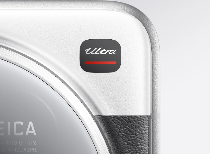 Đây được xem là thiết bị tiếp nối sứ mệnh "đưa nhiếp ảnh chuyên nghiệp vào túi người dùng" mà Xiaomi đã theo đuổi từ các thế hệ Ultra trước đó. Diện mạo bề ngoài có thể khiến cho nhiều người lầm tưởng đó là một phụ kiện bởi thiết kế quá thời trang, bắt mắt.