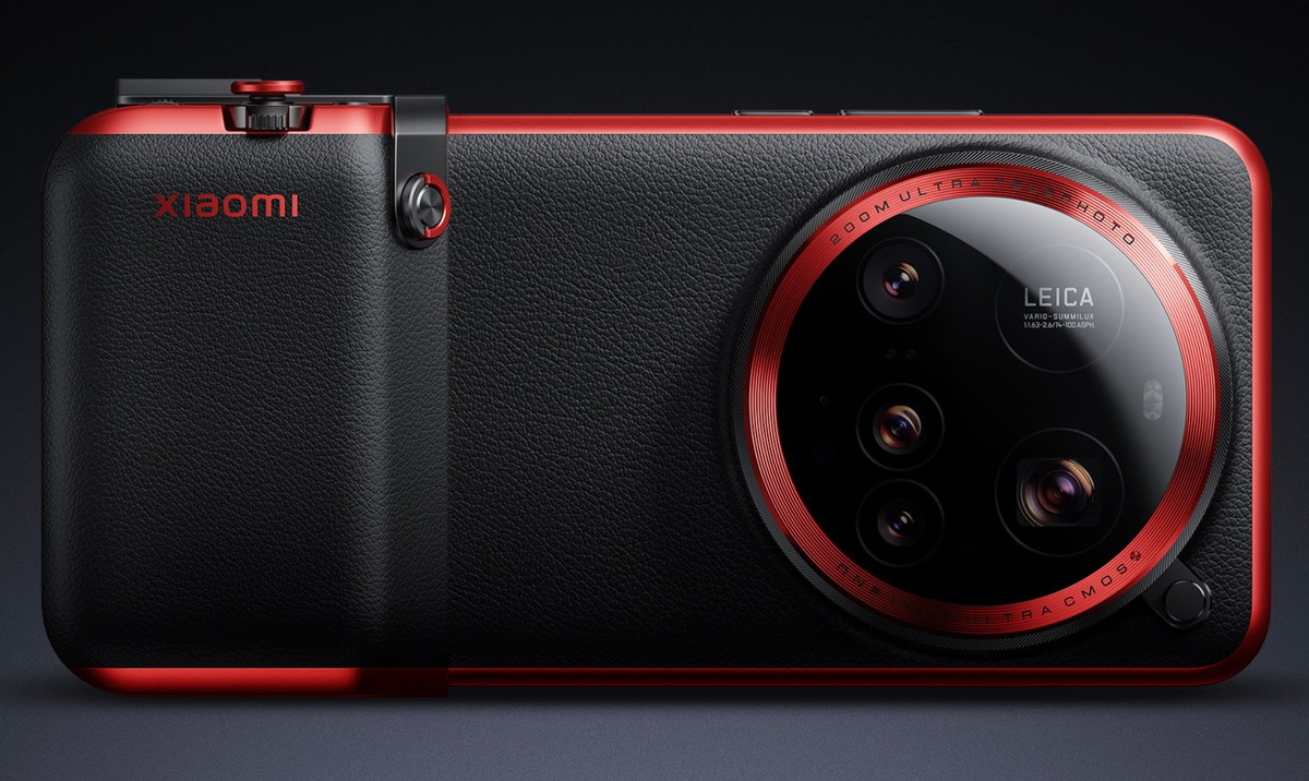 Bên cạnh đó, Xiaomi 15 Ultra cũng hỗ trợ phụ kiện Photography Kit (tay cầm kiêm pin dự phòng dành cho việc chụp ảnh) tương tự các thế hệ Xiaomi Ultra Series trước đó. Xiaomi đã tinh chỉnh một vài chi tiết trên phụ kiện tay cầm và bổ sung phiên bản màu đỏ đen.