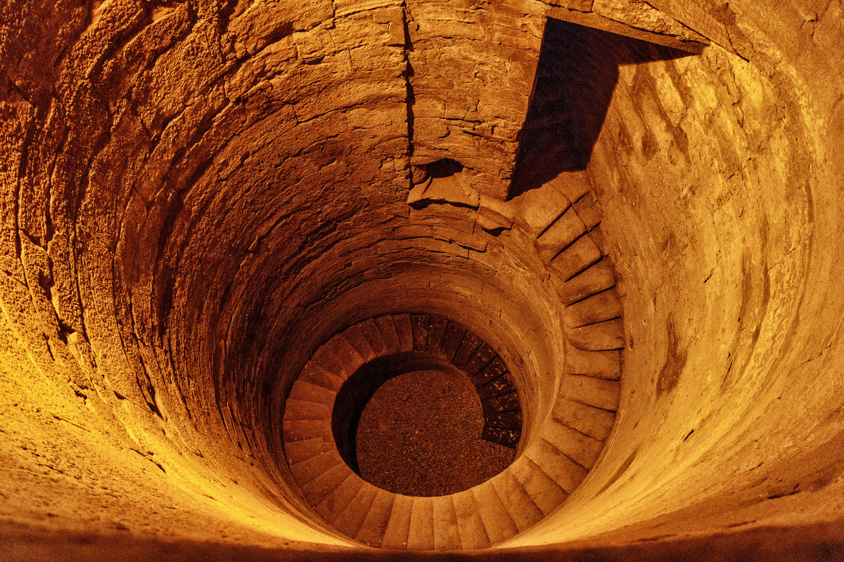 Công trình này bao gồm một cột đá cẩm thạch hình bát giác, được cố định chắc chắn bên trong giếng, với cầu thang đá dẫn xuống đáy giếng, thuận tiện cho các linh mục hoặc người quản lý theo dõi mực nước. 