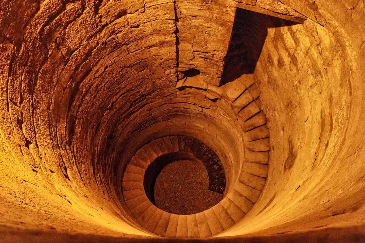 Công trình này bao gồm một cột đá cẩm thạch hình bát giác, được cố định chắc chắn bên trong giếng, với cầu thang đá dẫn xuống đáy giếng, thuận tiện cho các linh mục hoặc người quản lý theo dõi mực nước. 