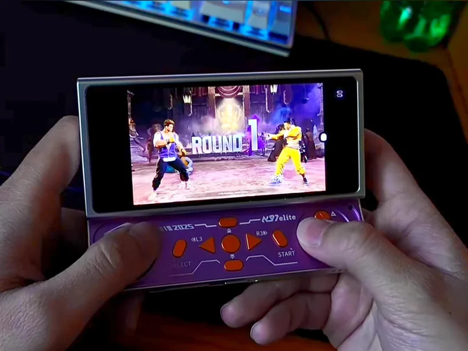 Những đánh giá ban đầu về N97 Elite lại không mấy khả quan. Một số ý kiến cho rằng hiệu năng của máy chưa thực sự ấn tượng, phần mềm còn nhiều lỗi. Dù vậy, với thiết kế độc đáo, N97 Elite vẫn thu hút được sự chú ý của đông đảo người dùng. Ảnh: PocketTactic