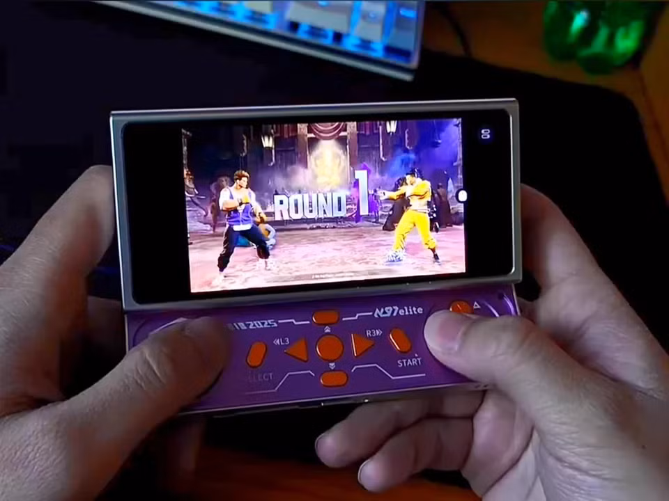 Những đánh giá ban đầu về N97 Elite lại không mấy khả quan. Một số ý kiến cho rằng hiệu năng của máy chưa thực sự ấn tượng, phần mềm còn nhiều lỗi. Dù vậy, với thiết kế độc đáo, N97 Elite vẫn thu hút được sự chú ý của đông đảo người dùng. Ảnh: PocketTactic