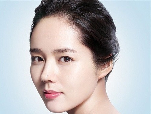  Dấu hiệu phát tài trên trán: Trong phong thủy một người sắp phát tài trên trán thường thấy trán của người đó đột nhiên sáng sủa, bóng đẹp, trán bằng phẳng thì đây là dấu hiệu khoảng thời gian gần đây có cuộc sống thoải mái, không lo nghĩ, đó cũng chính là dấu hiệu cho thấy vận may sắp tới. 