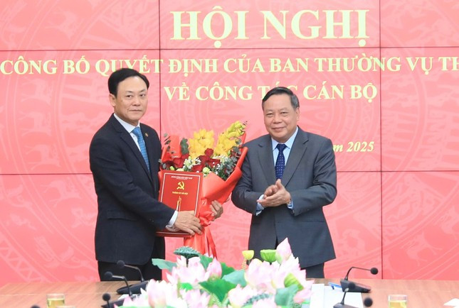 Trao quyết định của BTV Thành ủy Hà Nội về công tác cán bộ - Hình 2 Trao quyet dinh cua BTV Thanh uy Ha Noi ve cong tac can bo-Hinh-2