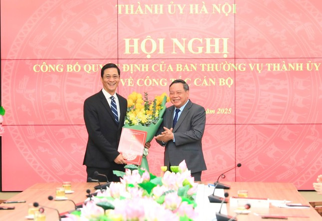 Trao quyết định của BTV Thành ủy Hà Nội về công tác cán bộ Trao quyet dinh cua BTV Thanh uy Ha Noi ve cong tac can bo