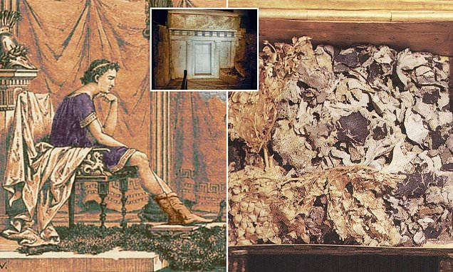  Một mảnh vải cổ được tìm thấy trong lăng mộ hoàng gia Hy Lạp có thể thuộc về chiếc áo choàng thiêng liêng của Alexander Đại đế. Theo nghiên cứu, mảnh vải này ban đầu thuộc về Alexander, nhưng sau khi ông qua đời, nó đã được chuyển cho Philip III (anh trai cùng cha khác mẹ của ông). Ảnh Daily Mail 