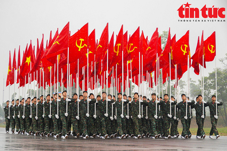 Dẫn đầu đội hình hợp luyện là khối hồng kỳ với những lá cờ đỏ thắm, tượng trưng cho tinh thần bất khuất của dân tộc.