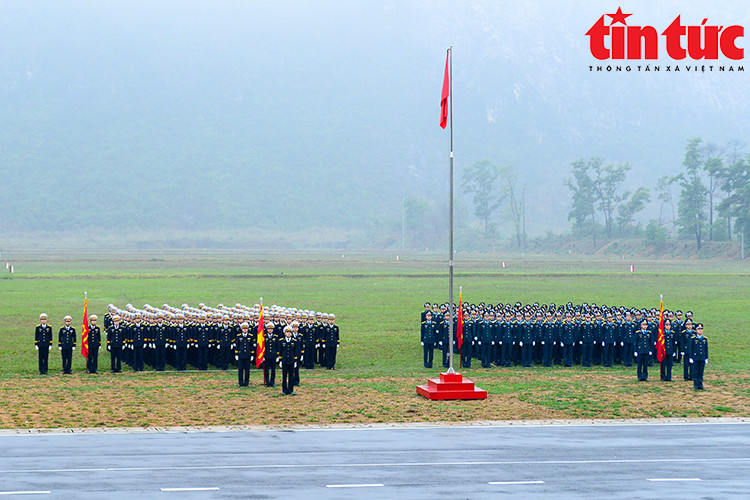 Các chiến sĩ miệt mài luyện tập trong thời tiết mưa rét.