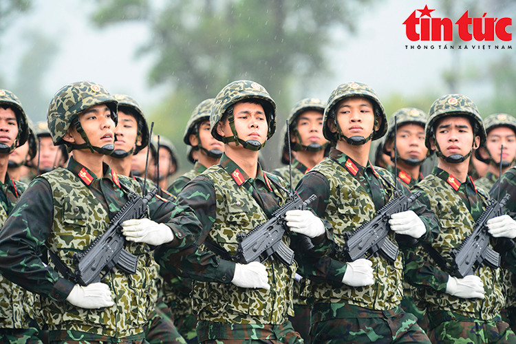 Khối nam sĩ quan đặc công với thể hình rắn rỏi, cùng trang bị vũ khí cá nhân hiện đại.