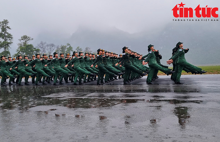 Mỗi bước chân diễu hành thể hiện sự đồng lòng, quyết tâm của lực lượng vũ trang trong công tác chuẩn bị.