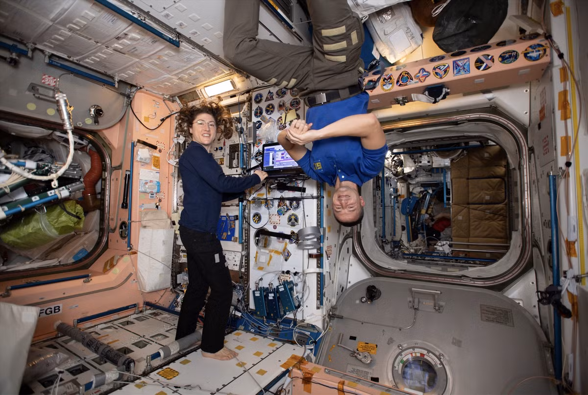 Vậy nên, một bộ quần áo thường được các phi hành gia mặc đi mặc lại nhiều lần, cho đến khi nào họ... không chịu nỗi mùi hôi, bẩn từ nó phát ra. Cứ khoảng vài tháng, họ sẽ được tiếp tế một số lượng quần áo nhất định. Ảnh: Kyodo News