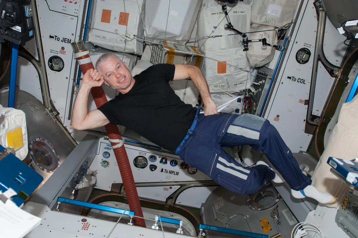 Một trong những thứ được mọi người quan tâm đó là cách mà các phi hành gia này xử lý với quần áo bẩn? Liệu họ sẽ giặt ở đó để mặc lại như chúng ta vẫn thường làm hay gửi về Trái đất, hay ném chúng ra ngoài?