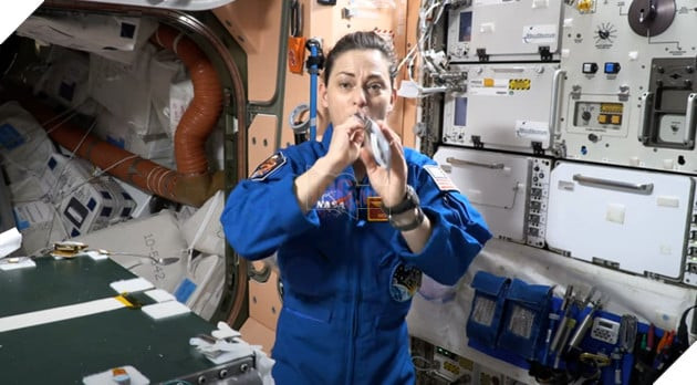 Thứ khó nhất và cũng là đắt đỏ nhất đó chính là nước. Theo các tính toán được công bố, 500ml nước tại ISS có giá đến hàng trăm triệu đồng. Vì lẽ đó, việc giặt quần áo với hàng chục, hàng trăm lít nước sẽ làm cho NASA hay nước Mỹ... phá sản.