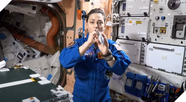 Thứ khó nhất và cũng là đắt đỏ nhất đó chính là nước. Theo các tính toán được công bố, 500ml nước tại ISS có giá đến hàng trăm triệu đồng. Vì lẽ đó, việc giặt quần áo với hàng chục, hàng trăm lít nước sẽ làm cho NASA hay nước Mỹ... phá sản.