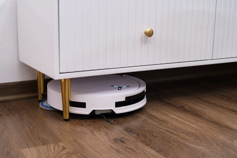 Việc đưa cụm cảm biến Lidar, có chức năng quét môi trường xung quanh, giúp định vị và xác định vật cản vào thân máy giúp giảm chiều cao. Trước đây, chỉ có dòng X cao cấp của hãng mới có thiết kế này.