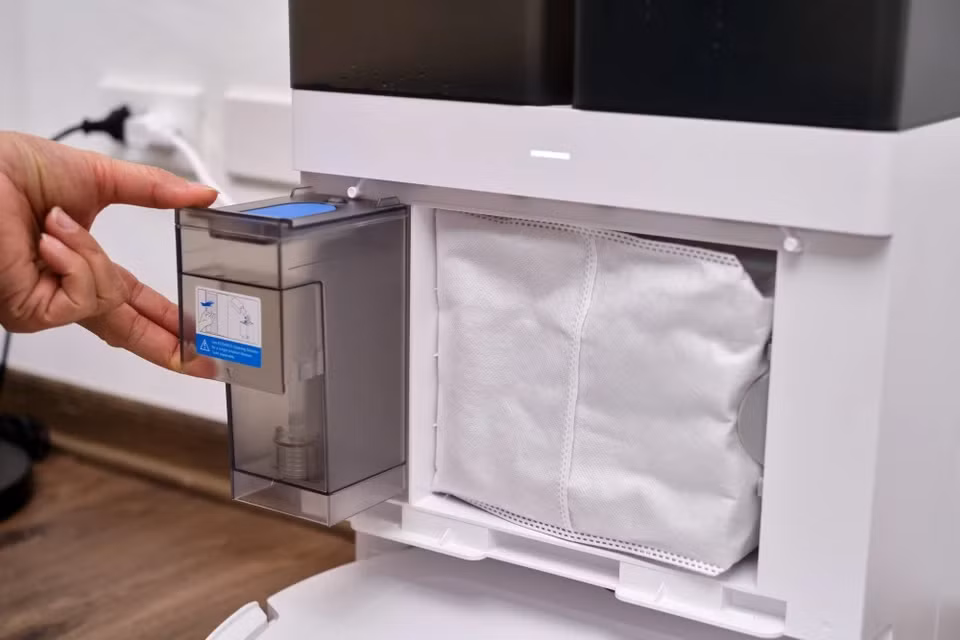 Trạm của máy cũng có bình chứa nước lau sàn. Nước lau có tác dụng hòa tan các chất bẩn để lau hiệu quả hơn. Thông thường, với mỗi lần thay bình nước 4 L, người dùng có thể pha một nắp nước (20 ml) nước lau sàn.